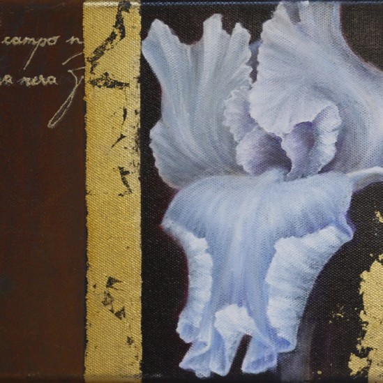 Ölbild einer weissen Iris vot rostfarbenem Hintergrund nit goldener Schrift und goldenen Akzenten